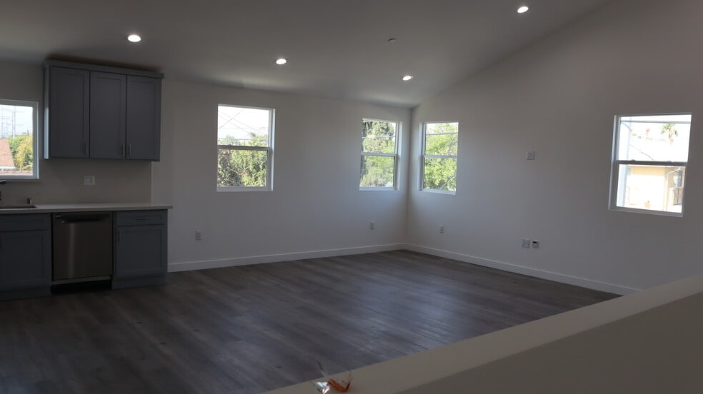 Building Photo - 5239 Auckland Ave