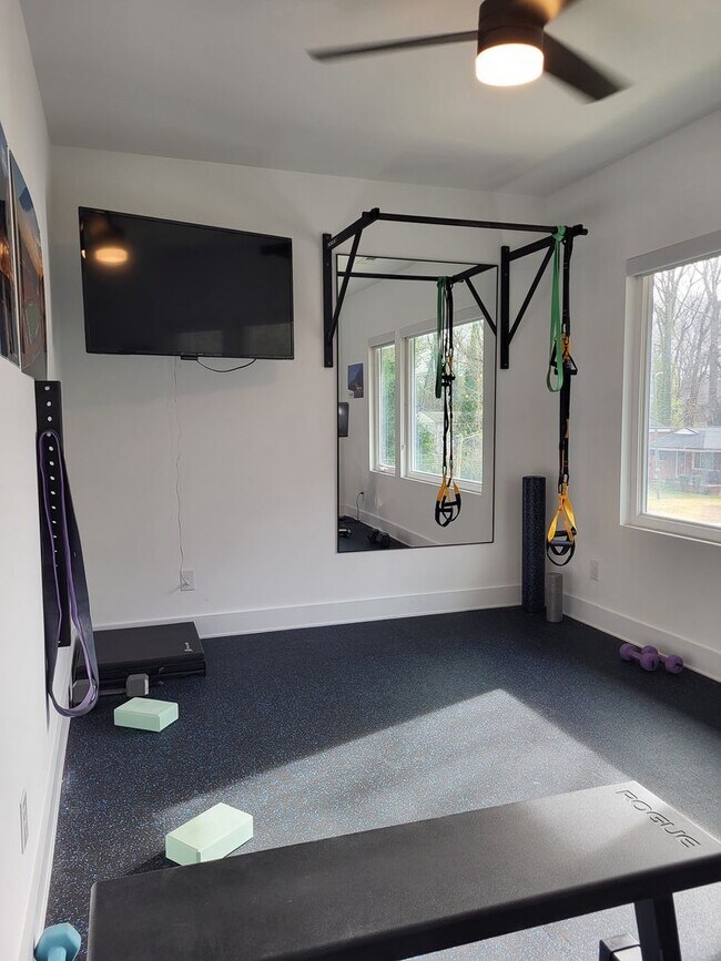 Building Photo - Furnished home in Lincoln Heights