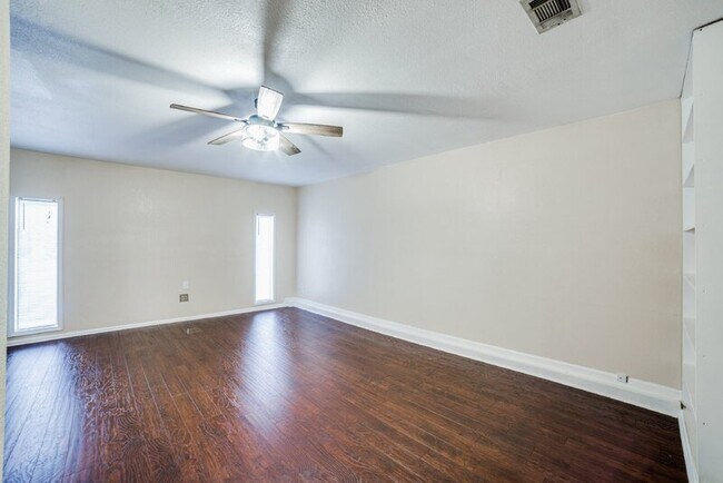 Building Photo - 6158 Valley Clf