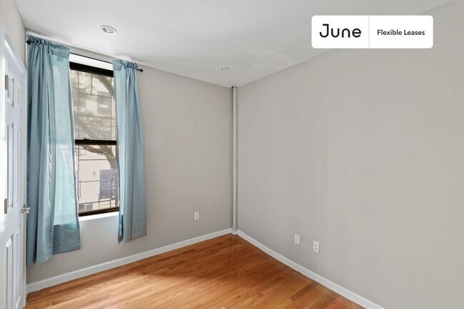 Building Photo - 226 E 7th St