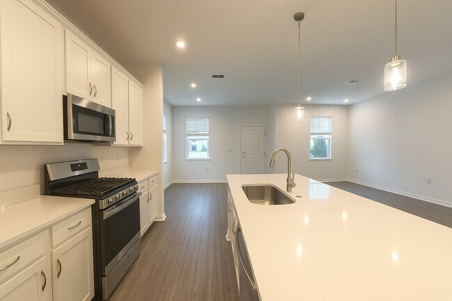 Building Photo - 550 Orient Ave