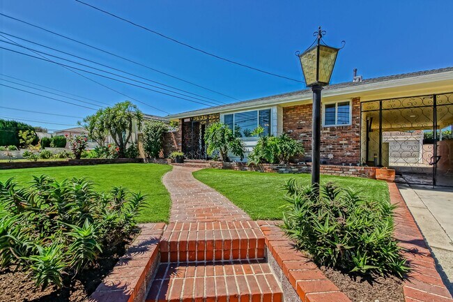 Building Photo - ***$500 OFF FIRST MONTHS RENT*** SPACIOUS, BRIGHT & AIRY, 3BR2BA HOME W/ GREAT OUTDOOR SPACE, LAR...