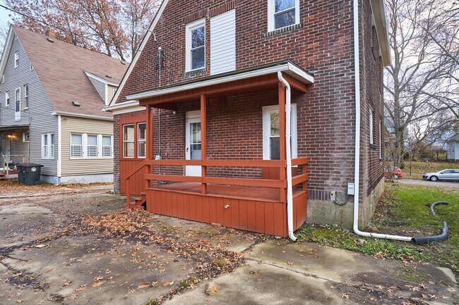 Building Photo - Large Firestone 4 Bed Brick Home