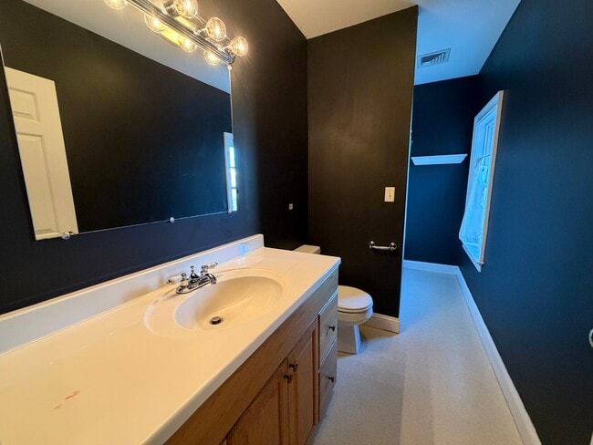 Building Photo - Move-In Ready Townhouse in North Billerica – Unbeatable Transit Access!