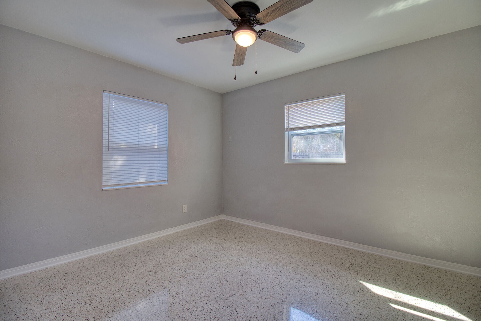 Building Photo - 634 15th Ave S