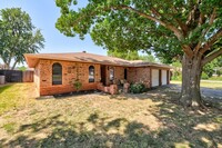 Building Photo - Newly remodeled Edmond home half a mile fr...