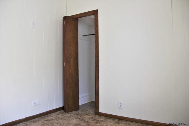 Building Photo - 84 BRESLIN Av
