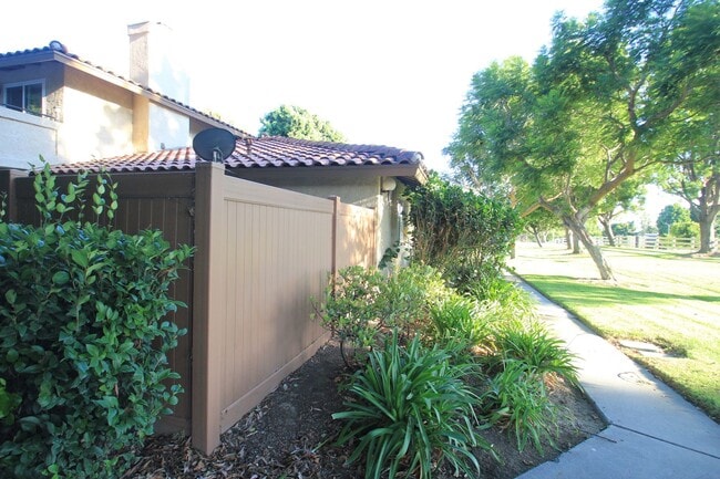 Building Photo - Charming 3-Bed, 2-Bath Single-Story Condo ...
