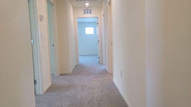 Building Photo - 5-Bed, 3-Bath Home in Spectrum Falls