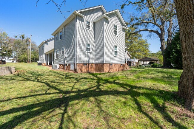 Building Photo - 203 Lancaster Ave