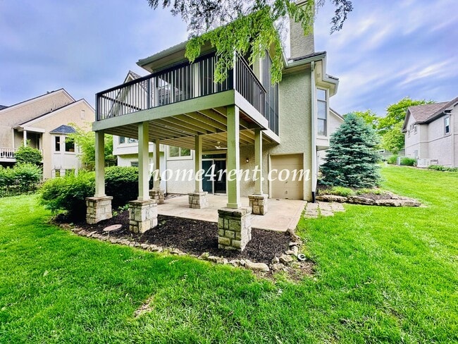 Building Photo - Exceptional 1.5 Story Home in the Prestigious Loch Lloyd Community!