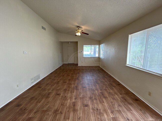 Building Photo - 2108 Carousel Dr