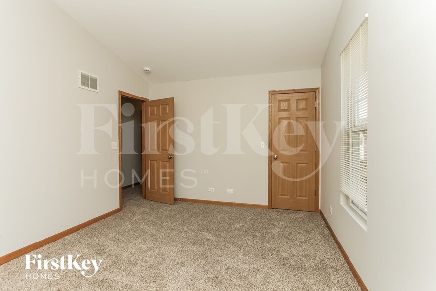 Building Photo - 932 Symphony Dr