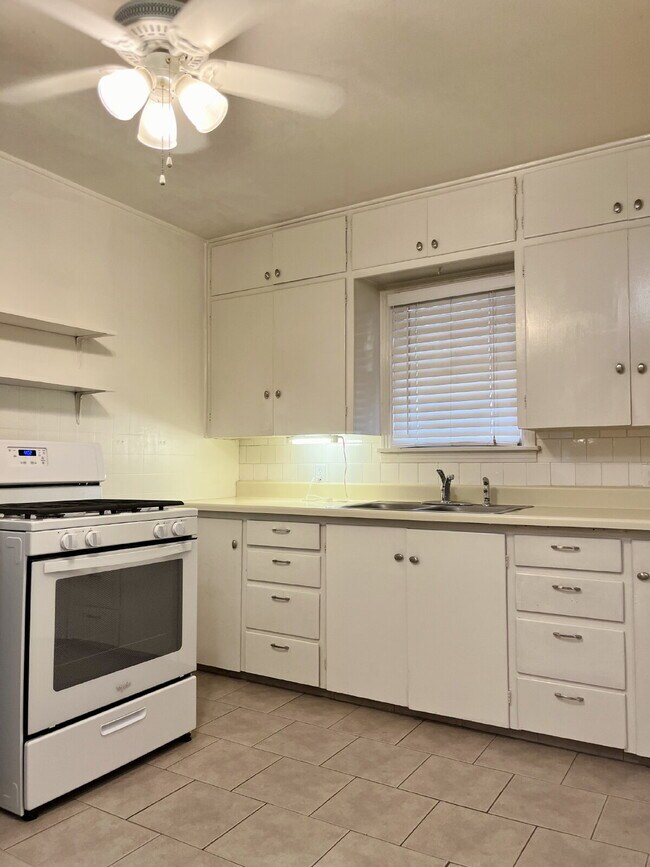 Building Photo - Charm, Comfort and Convenience!