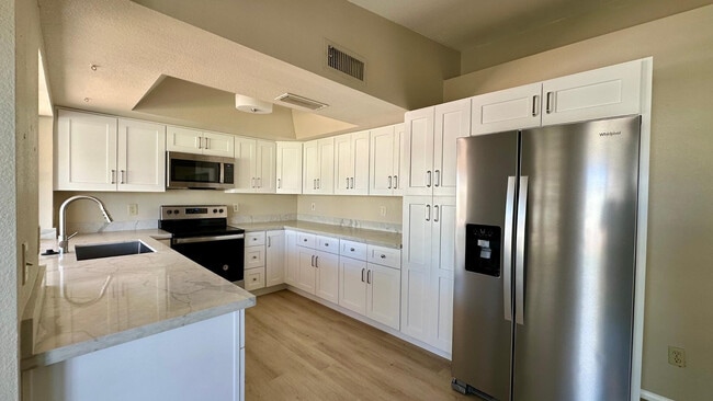 Building Photo - 8878 E Sheena Dr