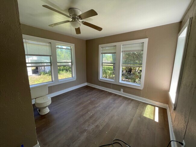 Building Photo - 224 W Santa Gertrudis St
