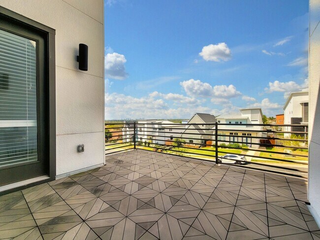 Building Photo - Spacious & Modern 3BR 2.5/BA Home with Lar...