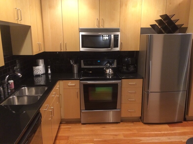 Building Photo - 1700 Bassett St