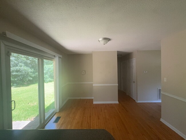 Building Photo - 203 King Richard Ct