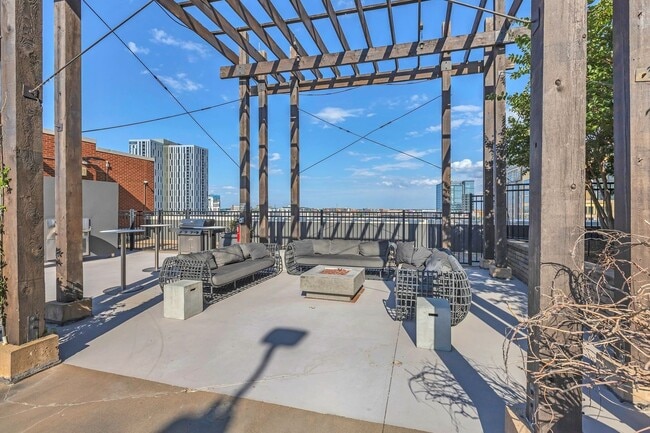 Building Photo - Awesome 1BE/1BA Condo in the Gulch w/2-res...