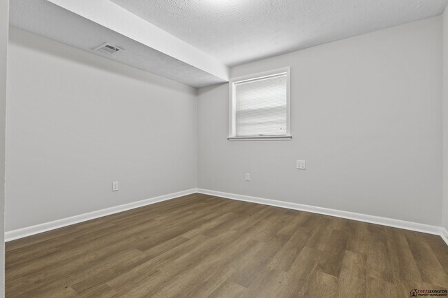 Building Photo - 2124 Violet Rd