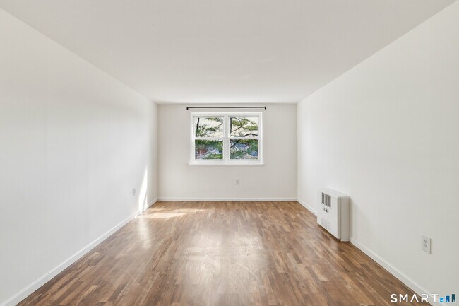 Building Photo - 889 Farmington Ave