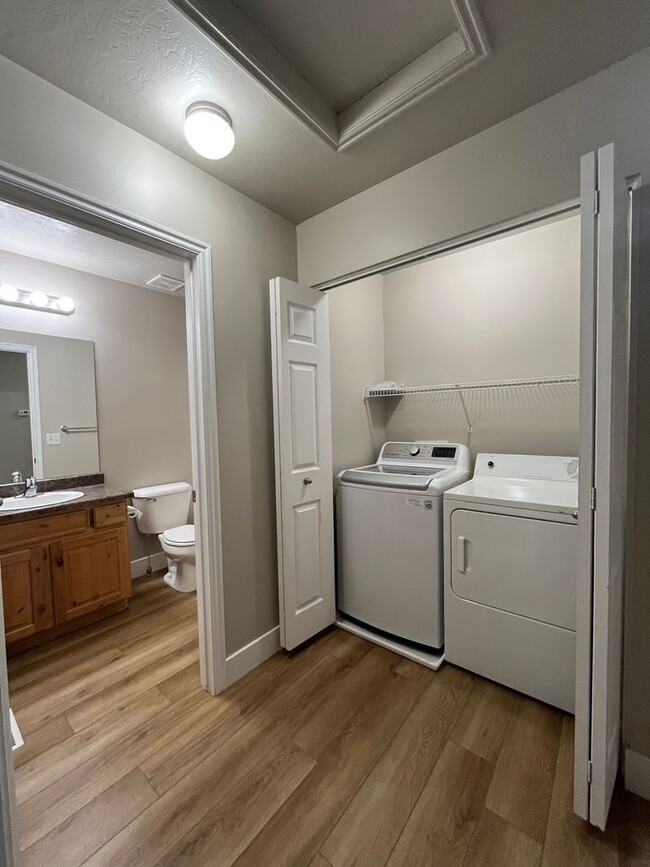 Building Photo - 3 Bedroom/2.5 Bathroom Townhome in Riverton