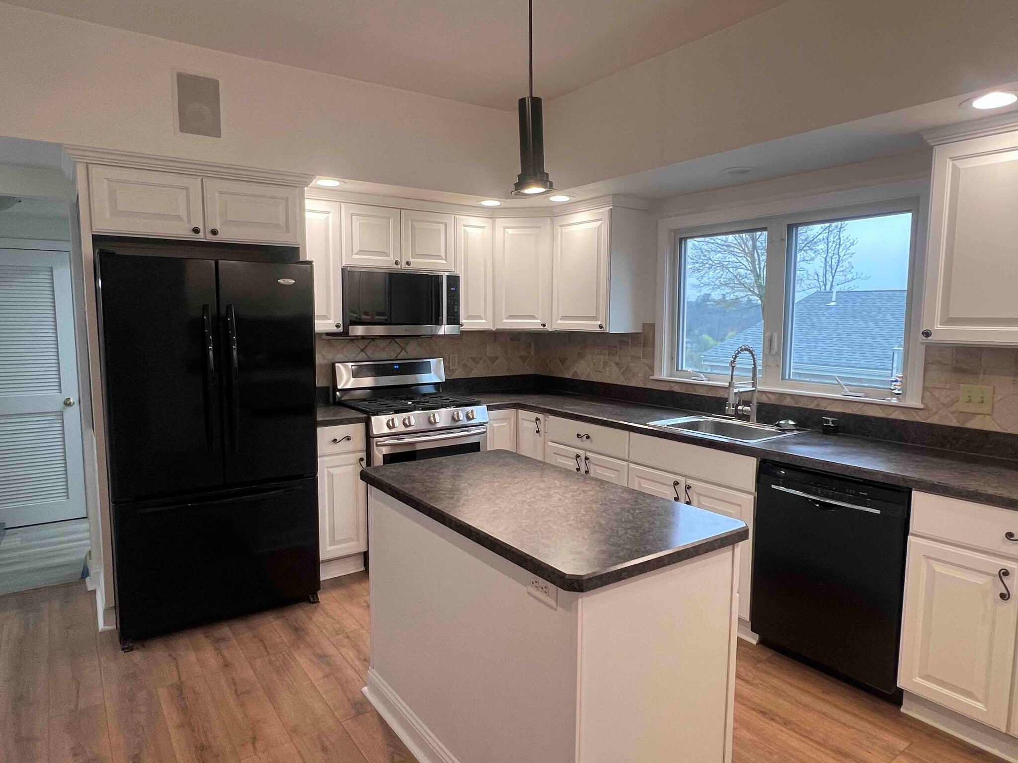 Gas cooktop, spacious kitchen - 61 Wollaston Ave