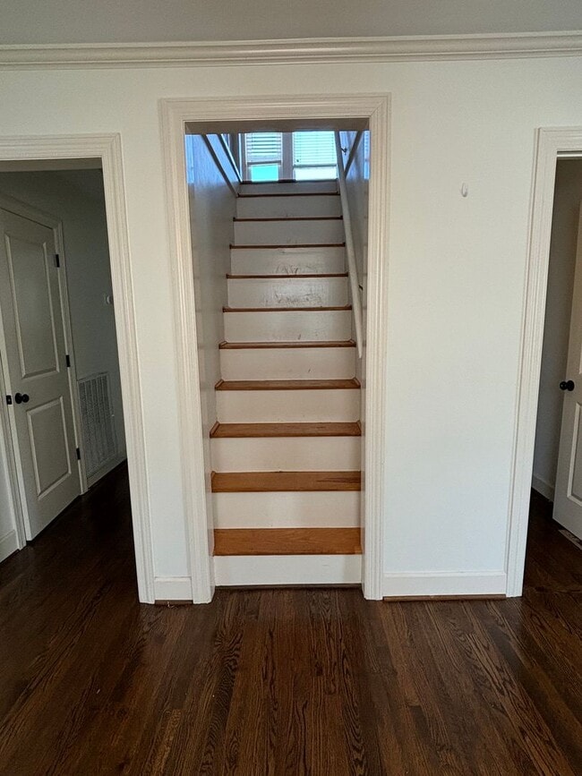 Building Photo - LEASING SPECIAL Cozy East Nashville 3 Bedr...
