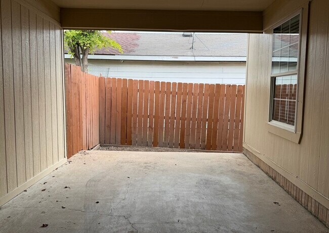 Building Photo - Cute property...