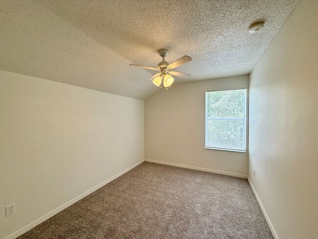 Building Photo - Nice 4/2 Two-Story Home in Seminole County...