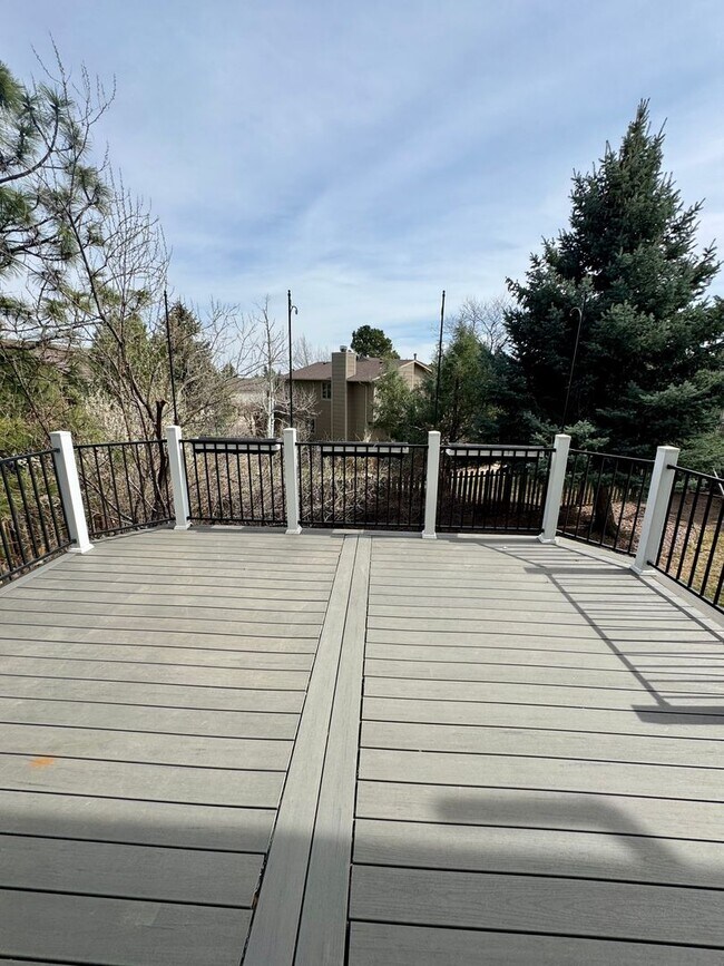 Building Photo - 5 Bedroom Home in Broadmoor Bluffs