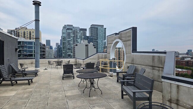 Building Photo - 1309 N Wells St