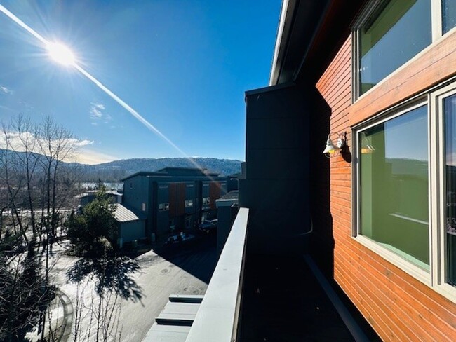 Building Photo - 3bd/2.5ba Issaquah Townhome