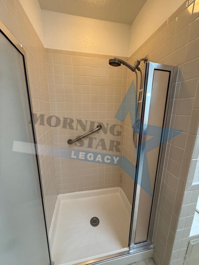 Building Photo - Move-in Special! Charming Home with Mountain Views!