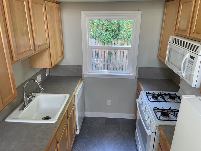 Kitchen - 314 NE 72nd Ave