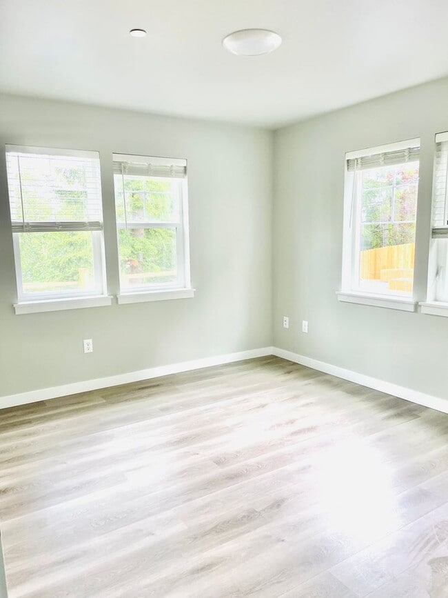 Building Photo - $1,000 Off 1st Month's Rent! 3 Bedroom, 1.5 Bathroom in Barkley Neighborhood!