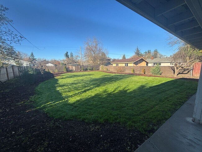 Building Photo - Charming 3 Bedroom 1 Bath single story home, with large yard