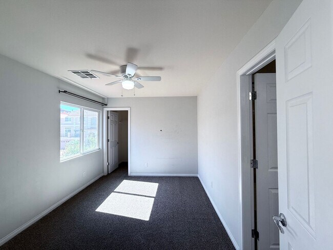 Building Photo - Great 5 bedroom home with RV Parking! Loca...