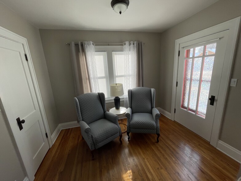 Comfortable recliners in entry nook - 514 Center St