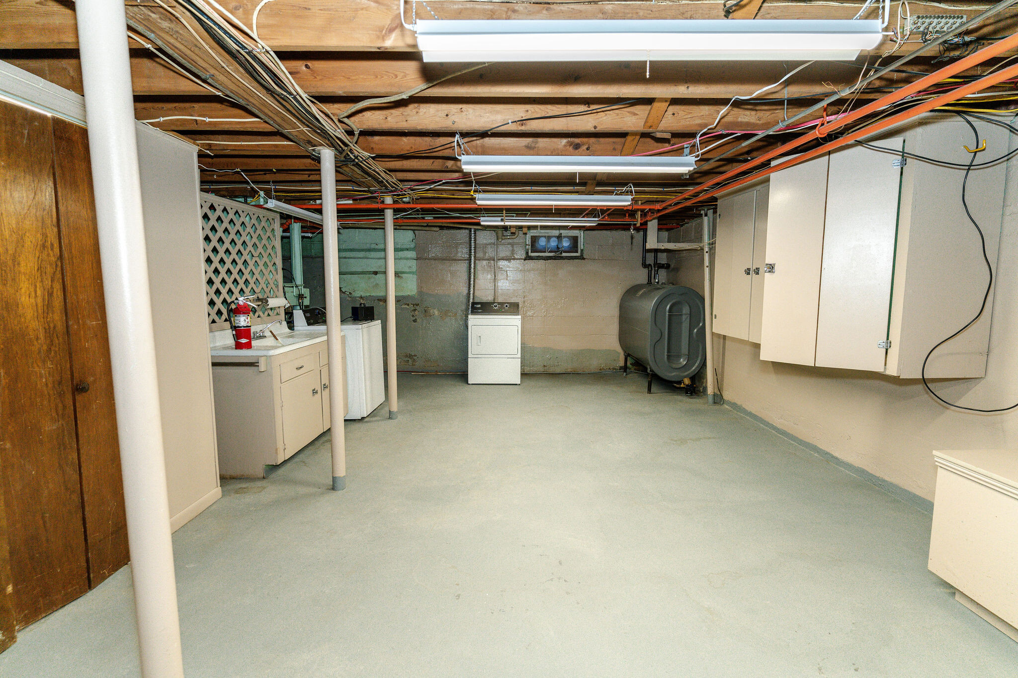 Basement with laundry room and storage - 28 Newman St