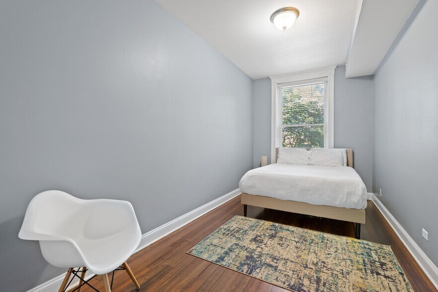 Building Photo - 913 W Belden Ave