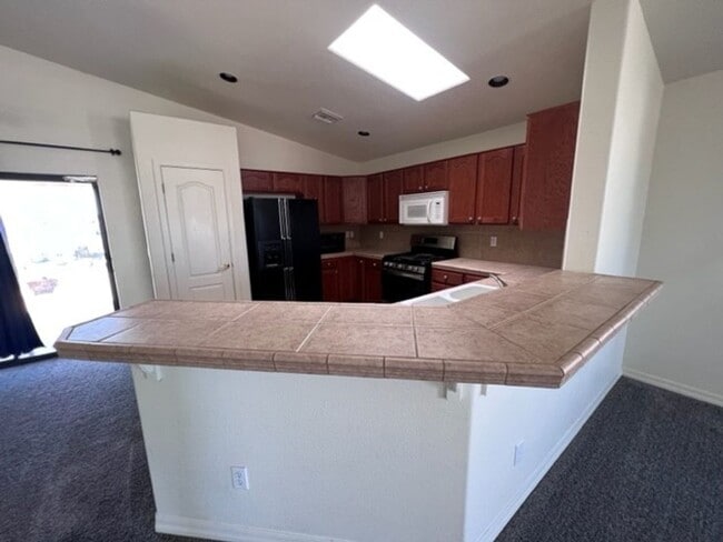 Building Photo - 3 Bedroom 2 bath Home Boat Deep Garage and...