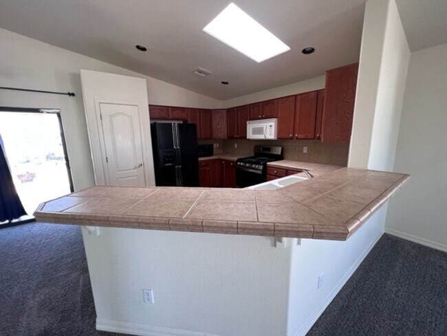 Building Photo - 3 Bedroom 2 bath Home Boat Deep Garage and RV parking Near Safeway