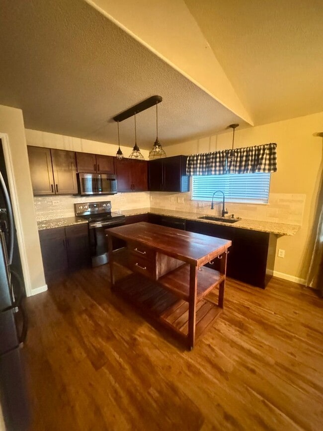 Building Photo - Lovely 3 bedroom/3 car tandem garage home in Lorson Ranch