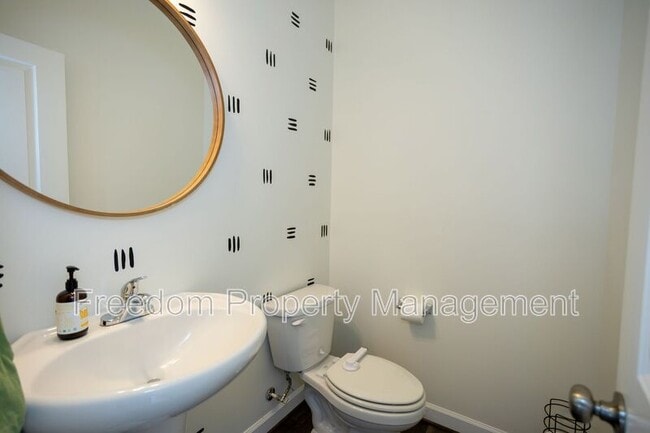 Building Photo - 2425 Morgans Point Dr