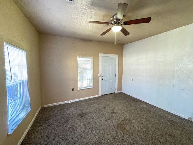 Building Photo - 3 Bed 1 Bath with Fenced Backyard - CLOSE ...