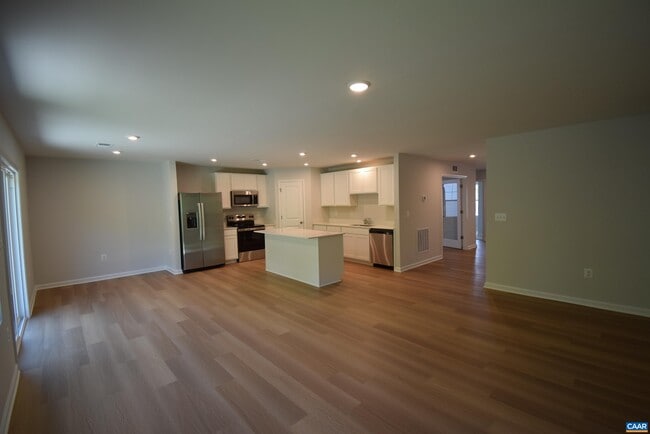 Building Photo - 335 Horse Path Dr