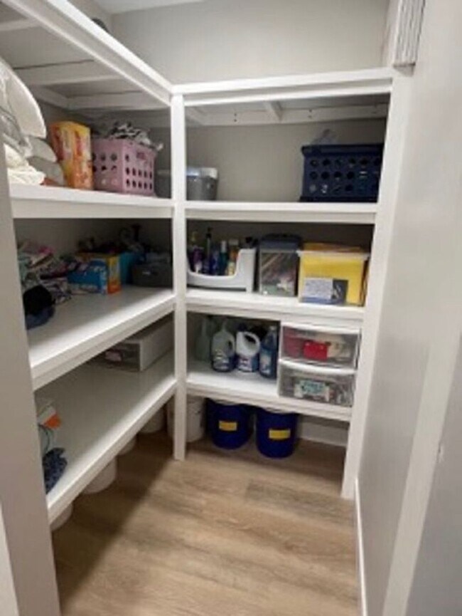 Building Photo - Beautiful, 6 Bedroom Home!