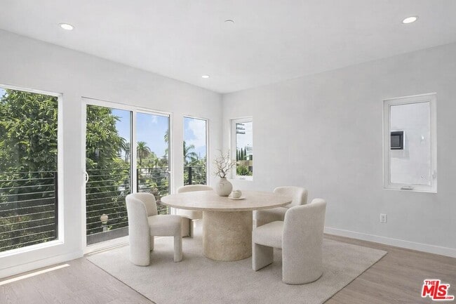 Building Photo - 2115 Beachwood Terrace